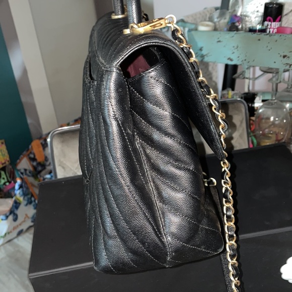 Chanel Black chevron flap Bag w gold hardware! 🖤 - Picture 8 of 16